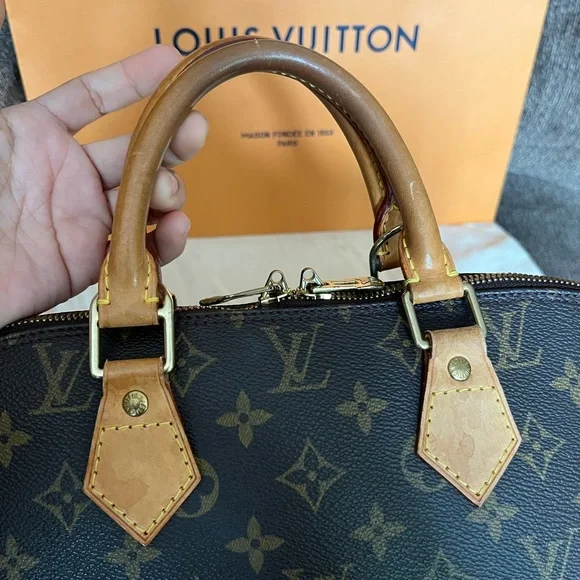 Louis Vuitton Alma in Monogram - Picture 5 of 13